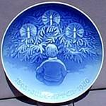 A blue and white plate with a child looking at a tree

Description automatically generated