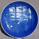 A blue and white plate with a picture of children looking out the window

Description automatically generated